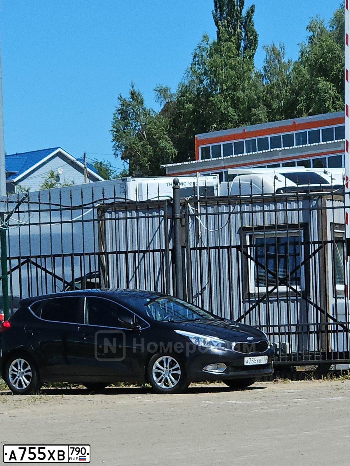 Фото автомобиля VOLVO V50, 2006 — госномер А755ХВ790. Цвет: БОРДОВЫЙ
