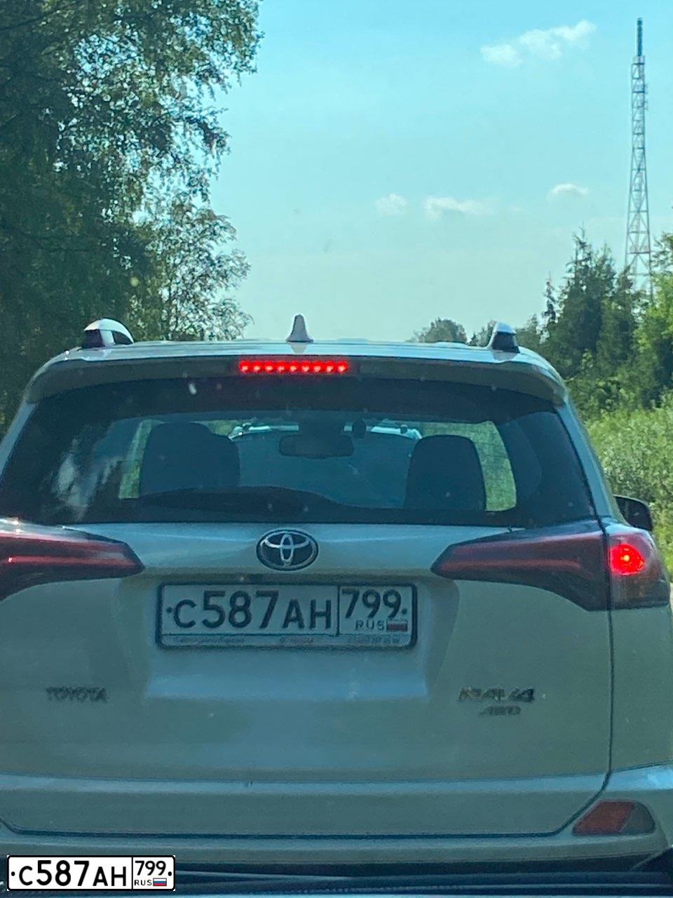 Фото автомобиля TOYOTA RAV4, 2017 — госномер С587АН799. Цвет: БЕЛЫЙ ПЕРЛАМУТР
