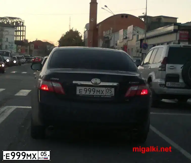Фото автомобиля TOYOTA CAMRY, 2016 — госномер Е999МХ05. Цвет: ЧЕРНЫЙ МЕТАЛЛИК