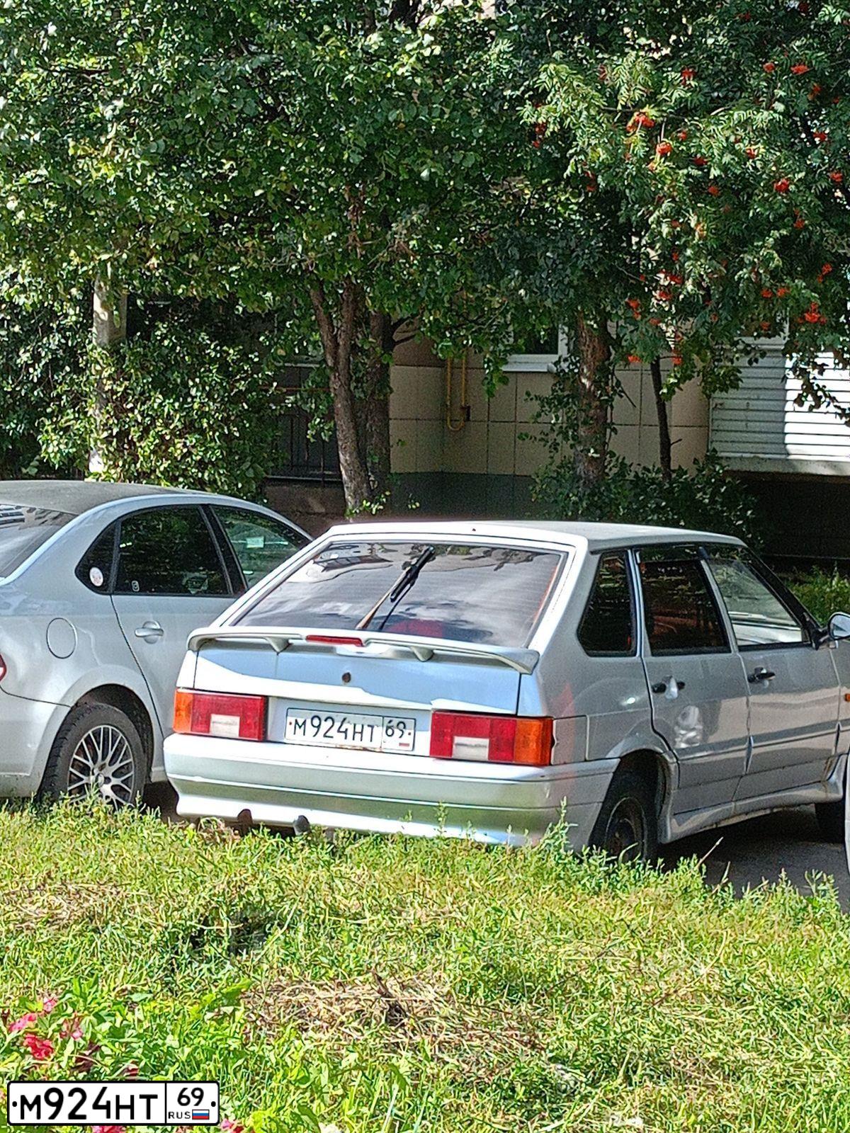 Фото автомобиля LADA 2114 SAMARA, 2005 — госномер М924НТ69. Цвет: СЕРЕБРИСТО ЖЕЛТО-ГОЛУБОЙ