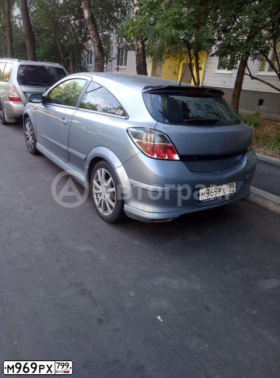 Фото автомобиля OPEL ASTRA, 2008 — госномер М969РХ799. Цвет: Серый