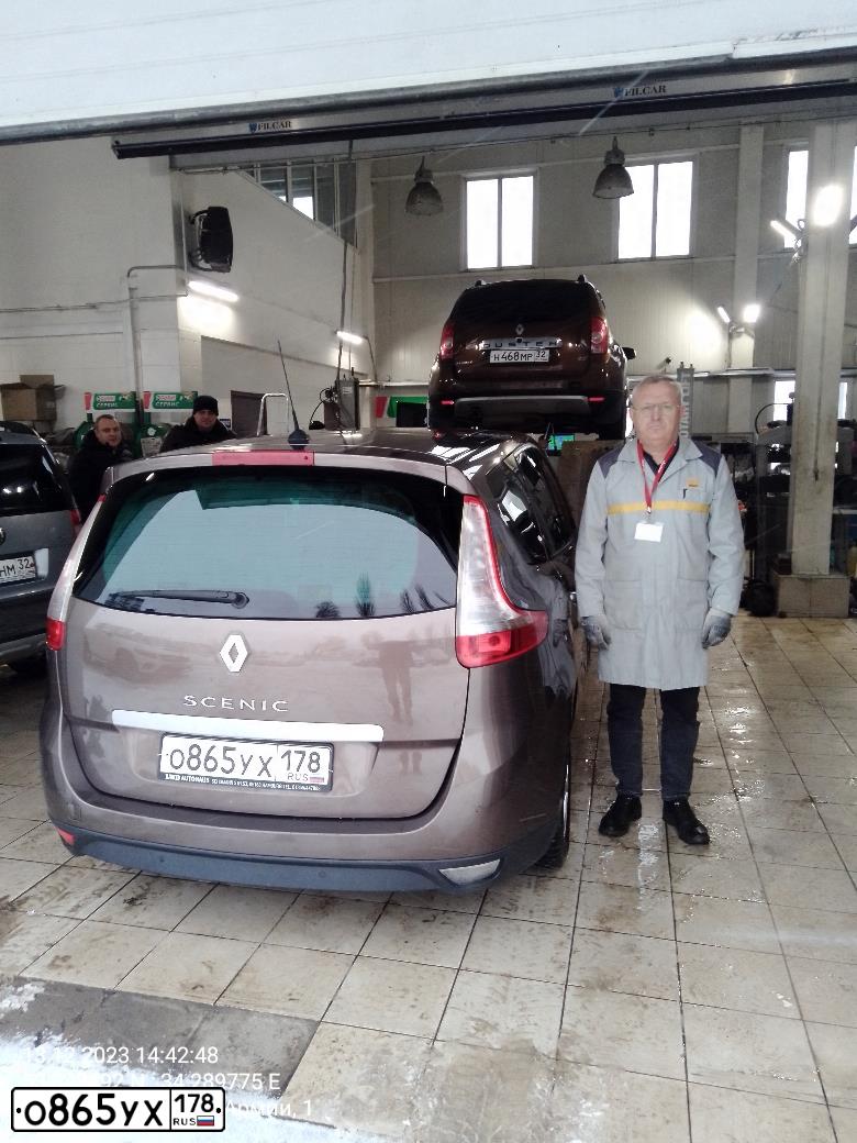 Фото автомобиля RENAULT MEGANE GRAND SCENIC, 2009 — госномер С499ОХ797. Цвет: КОРИЧНЕВЫЙ