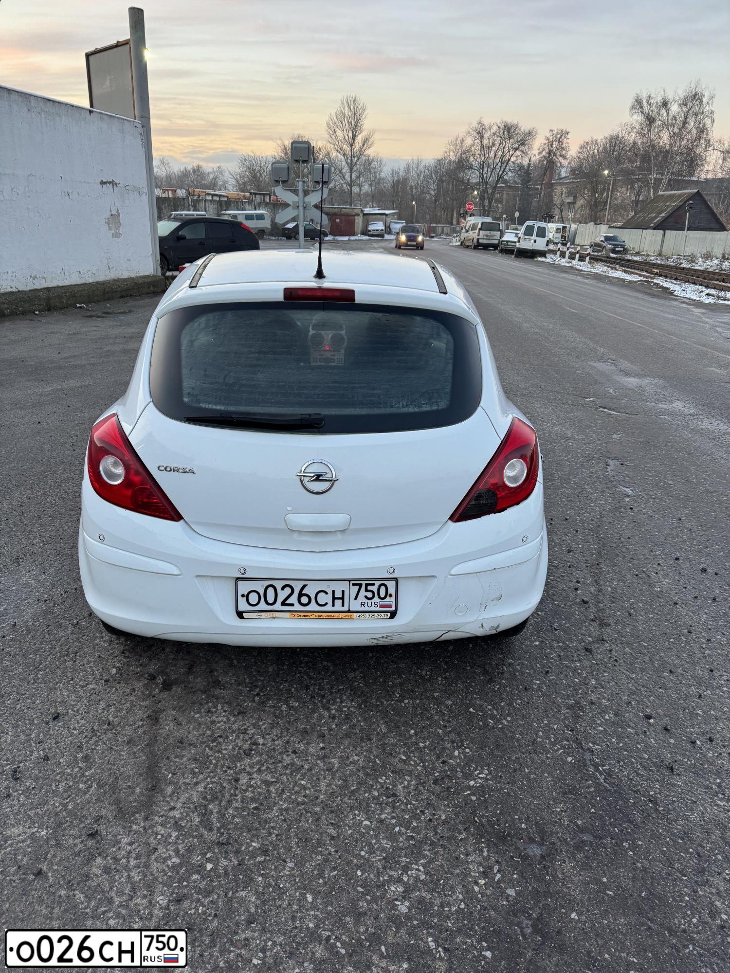 Фото автомобиля OPEL CORSA, 2012 — госномер О026СН750. Цвет: Белый