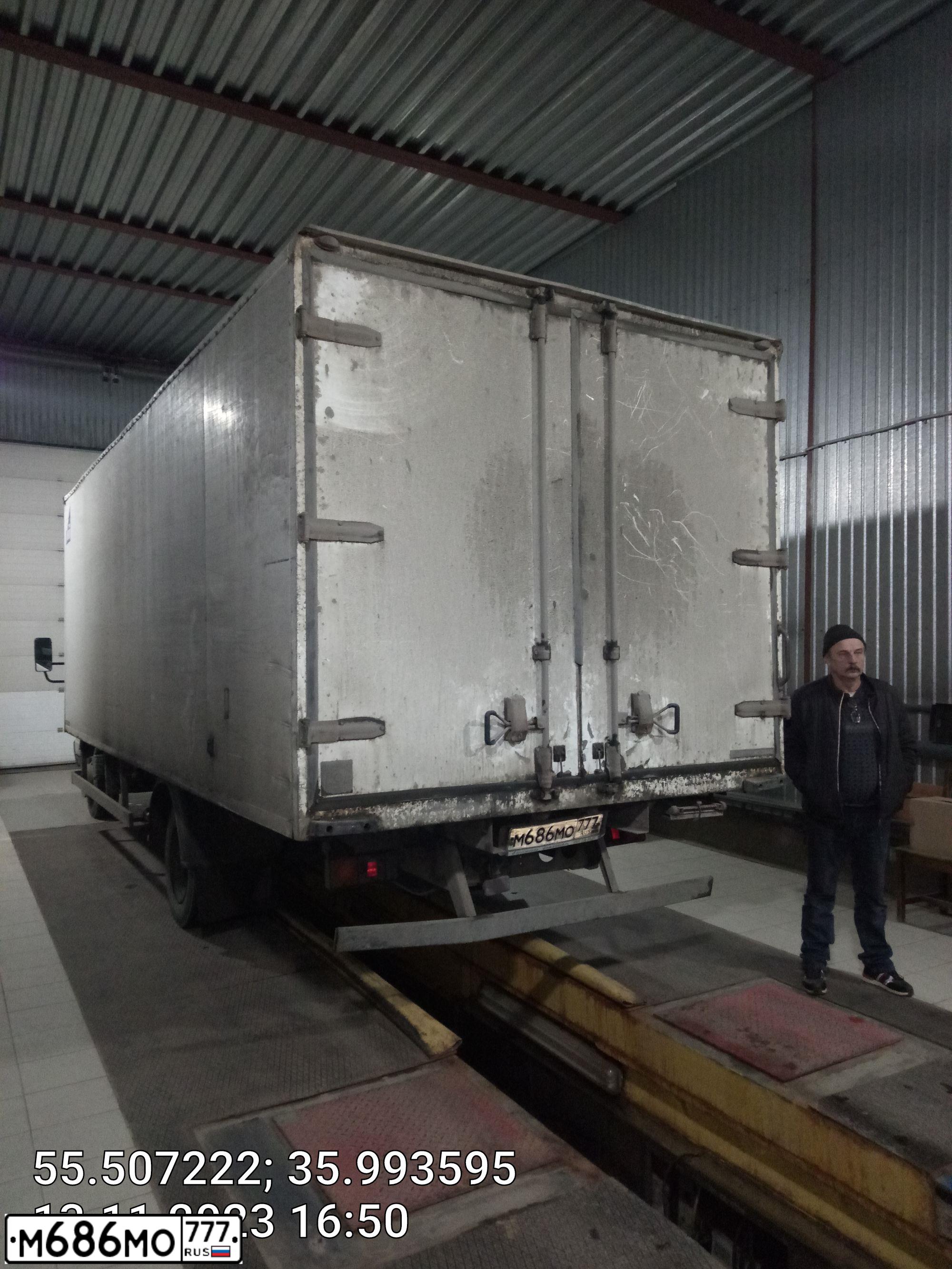 Фото автомобиля FUSO CANTER, 2013 — госномер М686МО777. Цвет: БЕЛЫЙ
