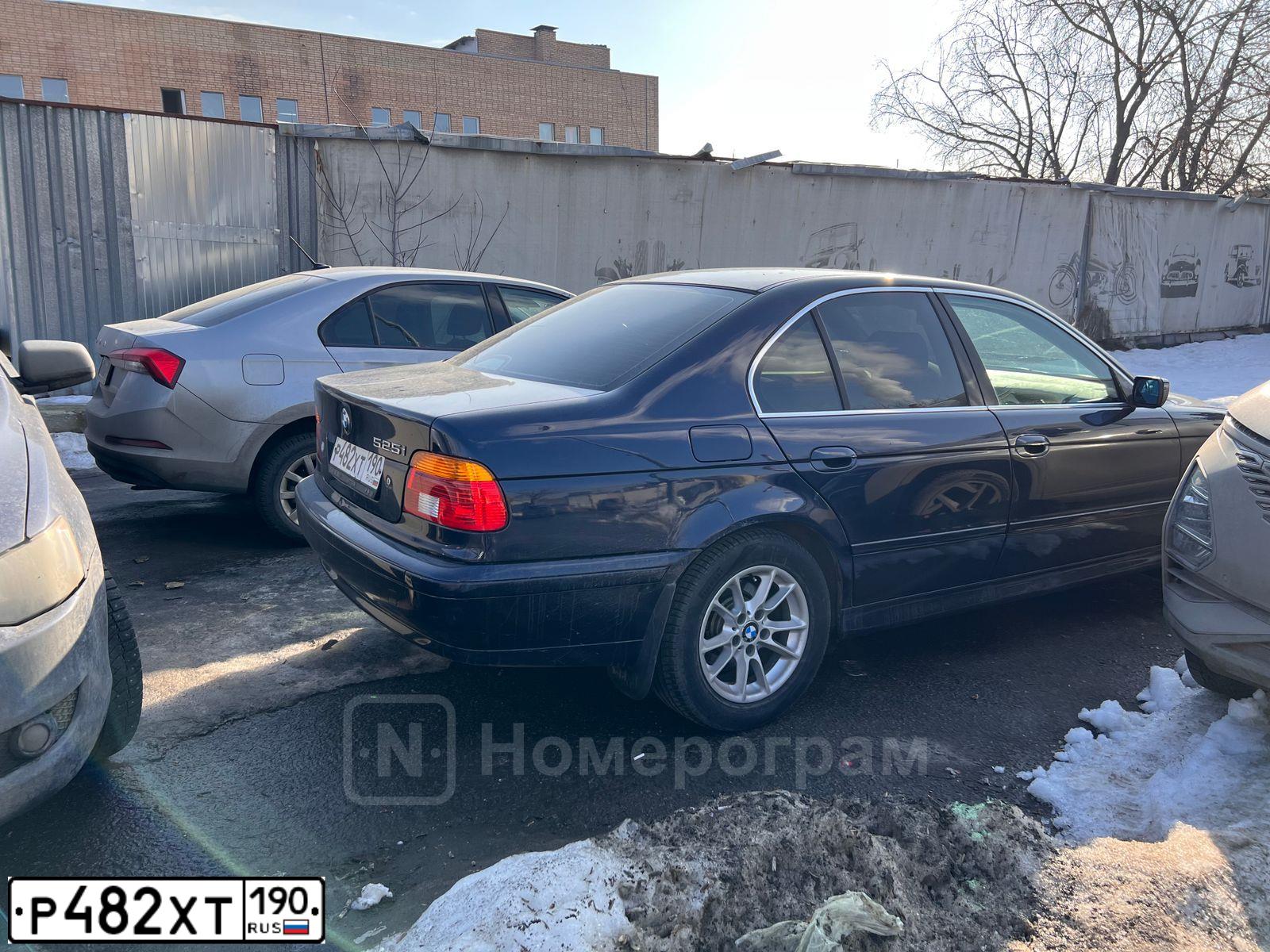 Фото автомобиля BMW SERIE 5, 2003 — госномер Р482ХТ190. Цвет: СИНИЙ