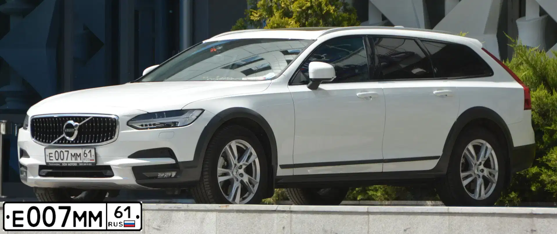 Фото автомобиля VOLVO V90, 2017 — госномер Е007ММ61. Цвет: Белый