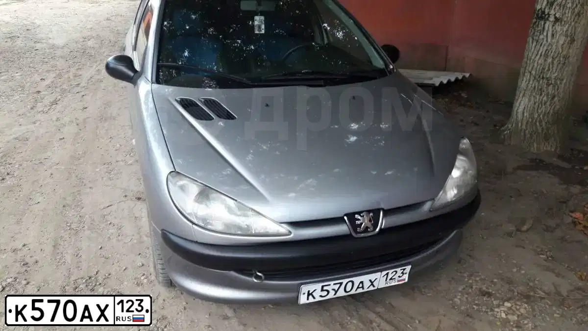 Фото автомобиля PEUGEOT 206, 2002 — госномер К570АХ123. Цвет: СЕРЕБРИСТЫЙ
