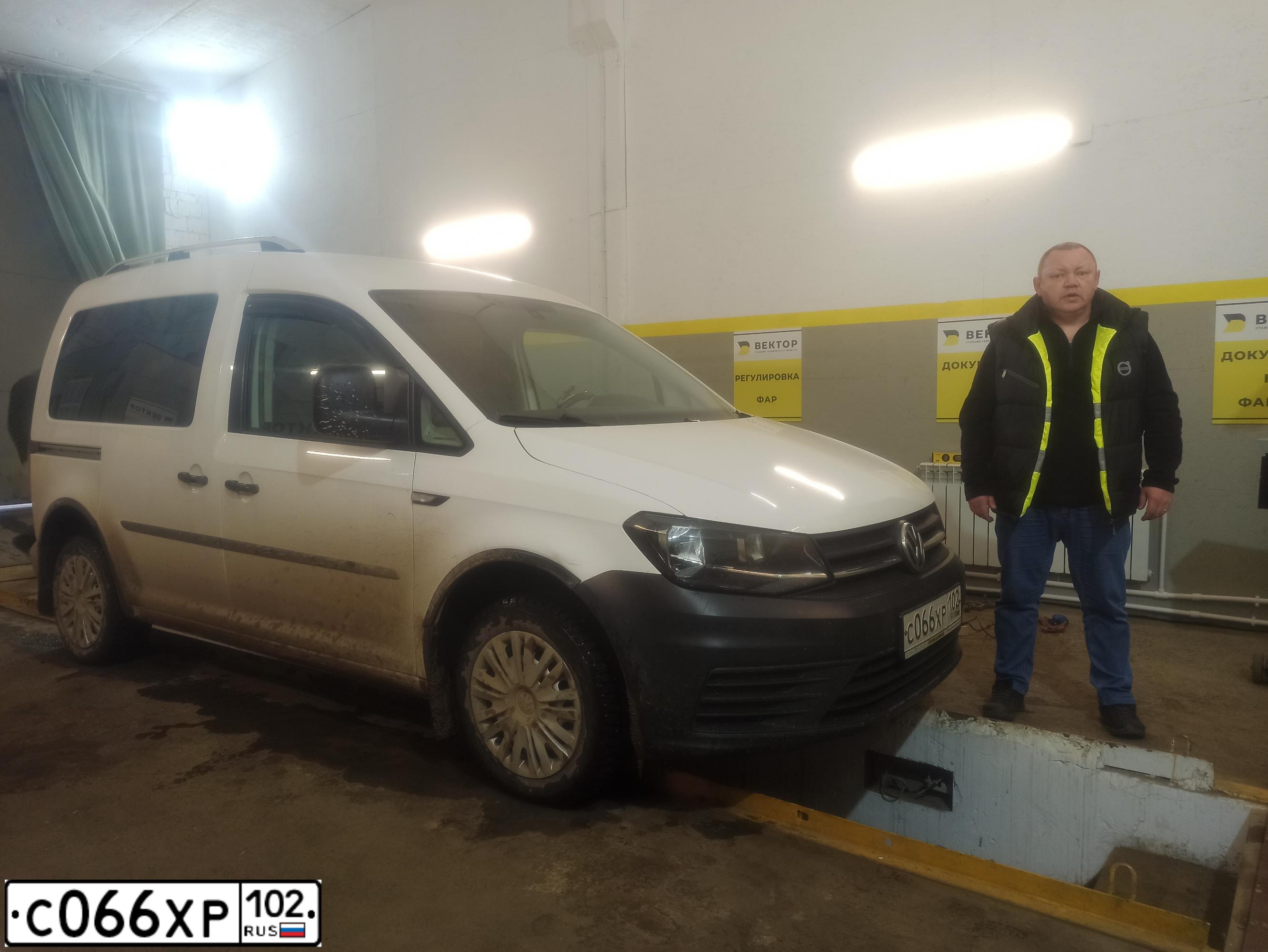 Фото автомобиля VOLKSWAGEN CADDY, 2016 — госномер Р781ТТ18. Цвет: Белый