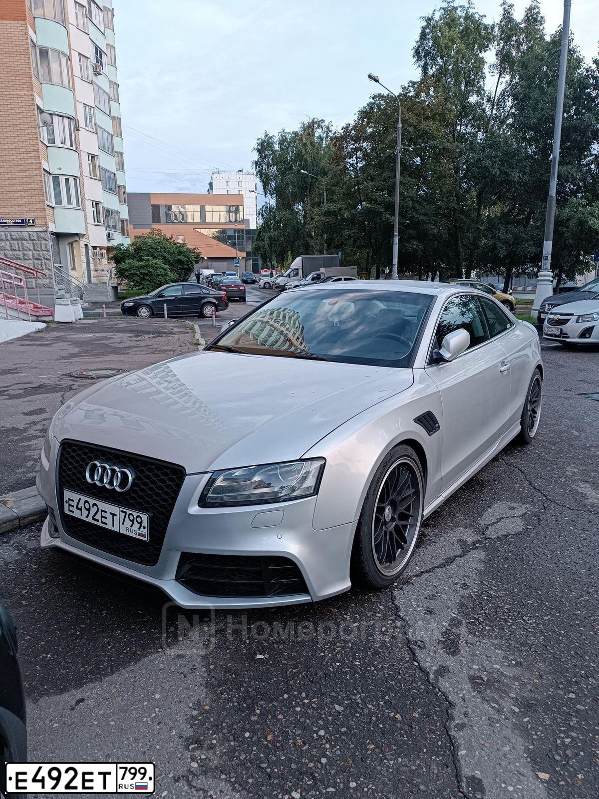 Фото автомобиля AUDI A5, 2011 — госномер Е492ЕТ799. Цвет: СЕРЕБРИСТЫЙ
