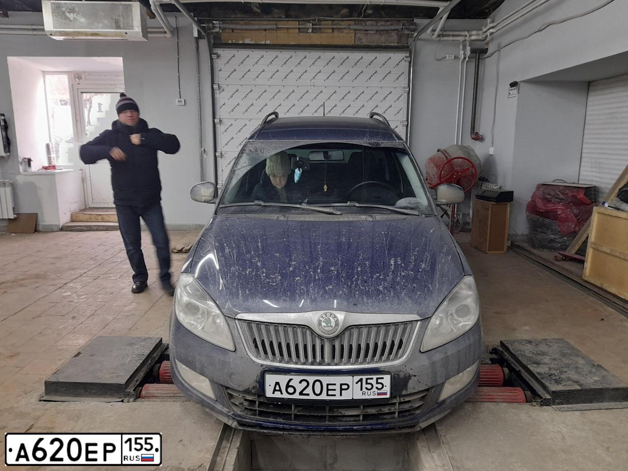 Фото автомобиля SKODA ROOMSTER, 2012 — госномер К933СР186. Цвет: СИНИЙ ТЕМНЫЙ