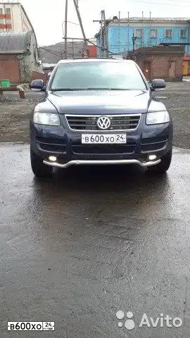 Фото автомобиля VOLKSWAGEN TOUAREG, 2006 — госномер В600ХО24. Цвет: СИНИЙ