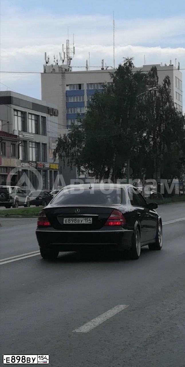 Фото автомобиля MERCEDES E-KLASSE, 2003 — госномер В154ХЕ154. Цвет: ЧЕРНЫЙ