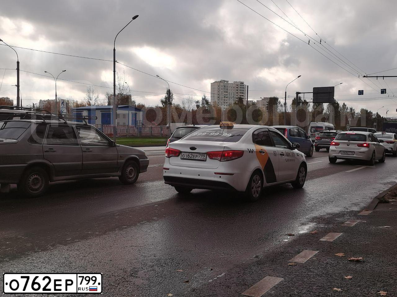Фото автомобиля HYUNDAI SANTA FE, 2018 — госномер О762ЕР799. Цвет: ЧЕРНЫЙ