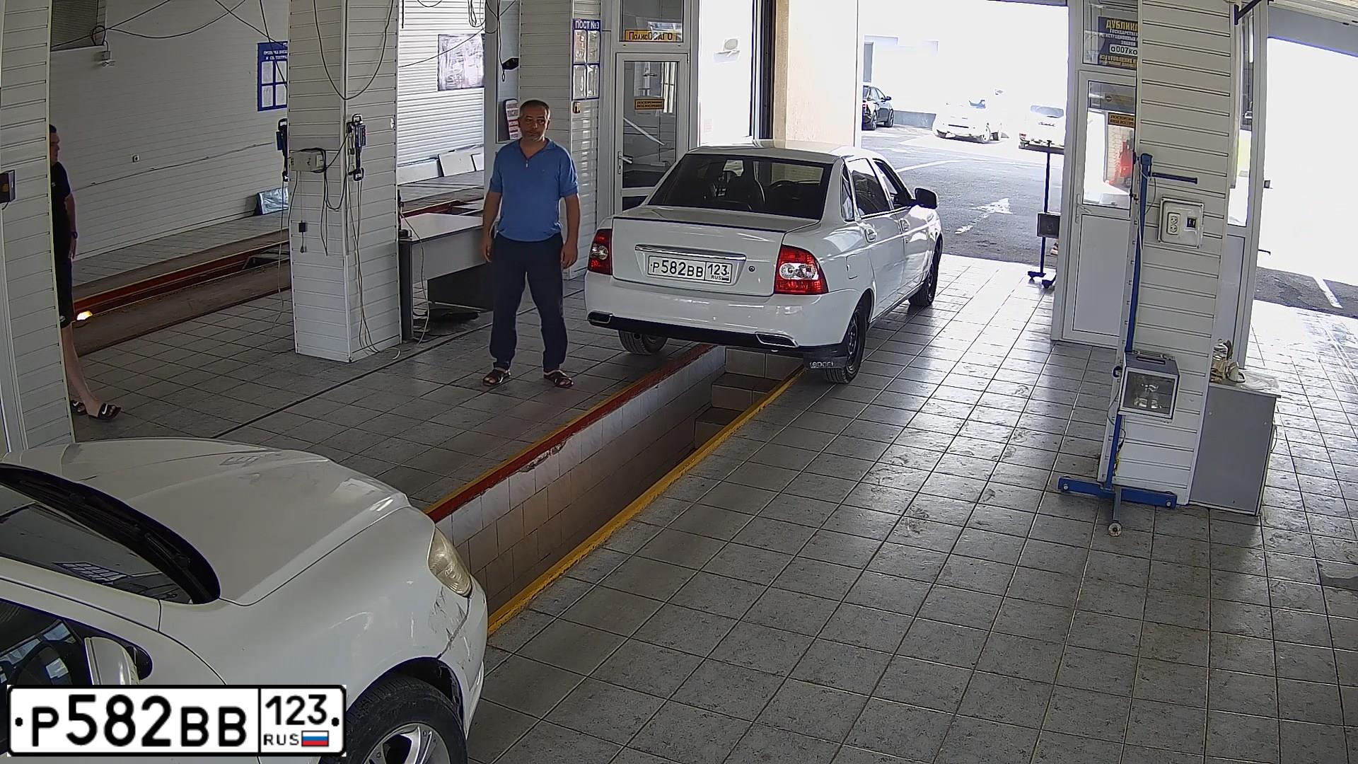 Фото автомобиля LADA 2170 PRIORA, 2011 — госномер Т477УА193. Цвет: Белый