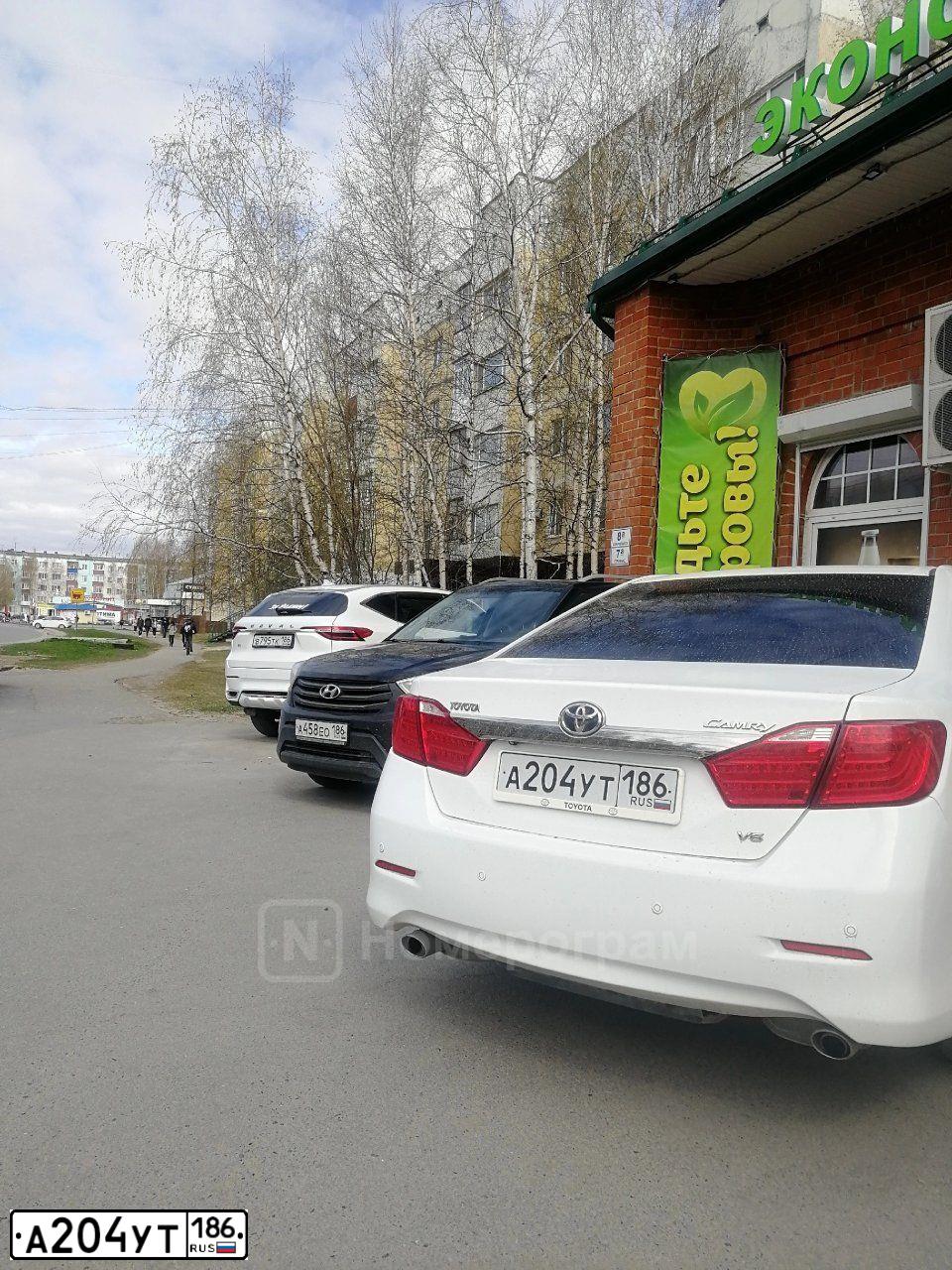 Фото автомобиля TOYOTA CAMRY, 2012 — госномер А255ЕС186. Цвет: Белый
