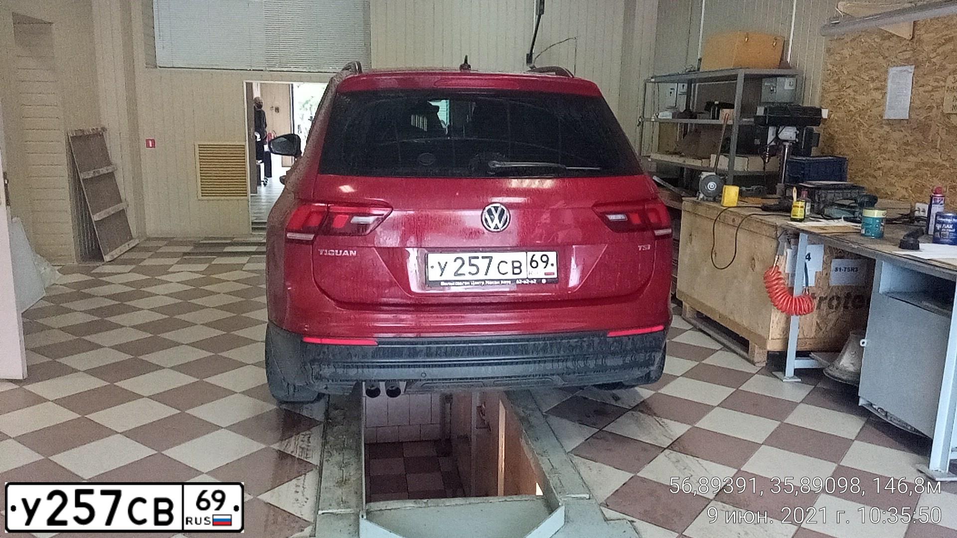 Фото автомобиля VOLKSWAGEN TIGUAN, 2017 — госномер У257СВ69. Цвет: ВИШНЕВЫЙ