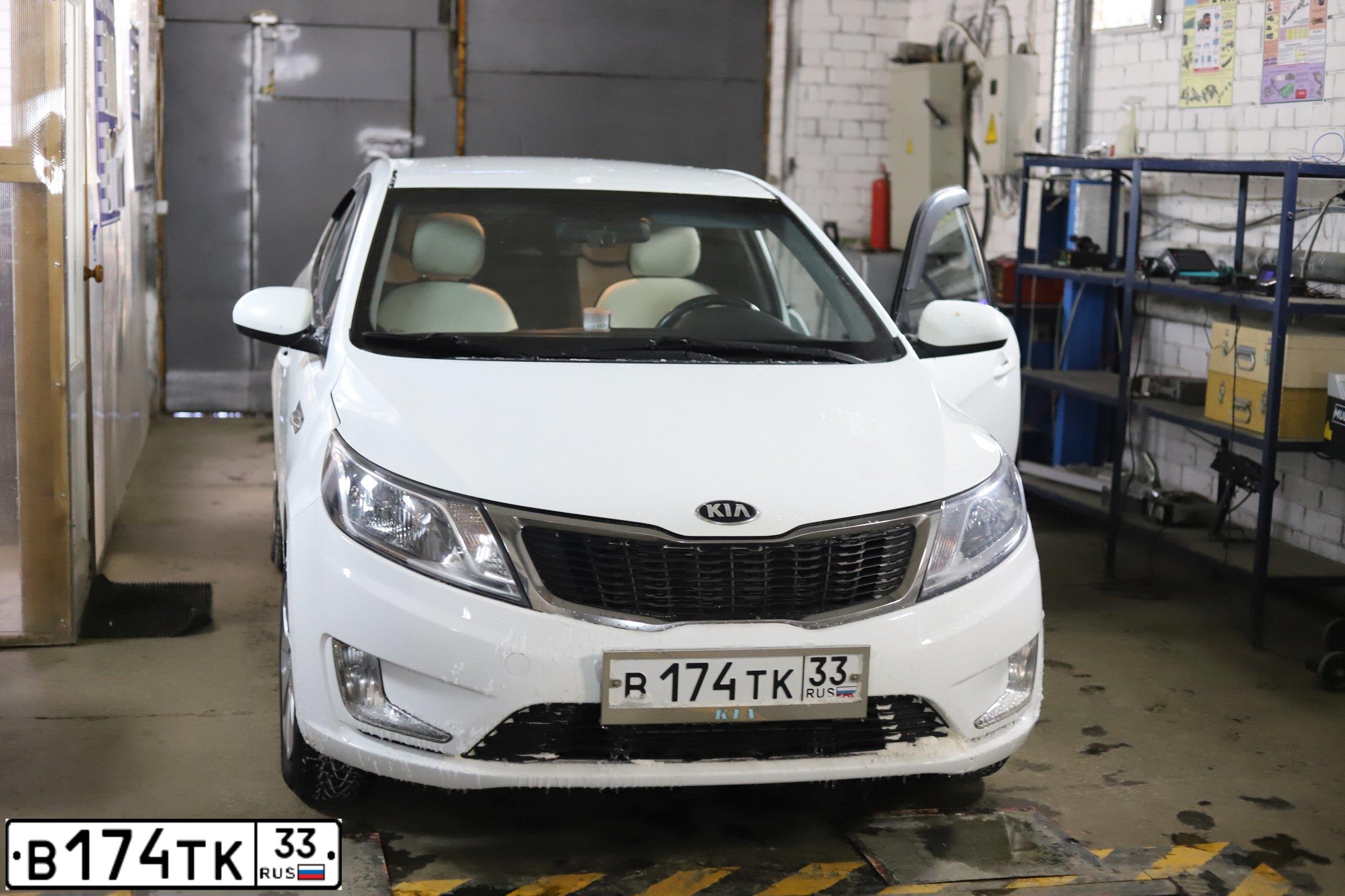 Фото автомобиля KIA RIO, 2014 — госномер В174ТК33. Цвет: Белый