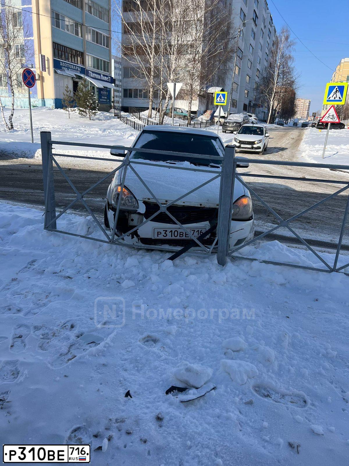 Фото автомобиля LADA 2172 PRIORA, 2009 — госномер Р111УМ56. Цвет: Белый