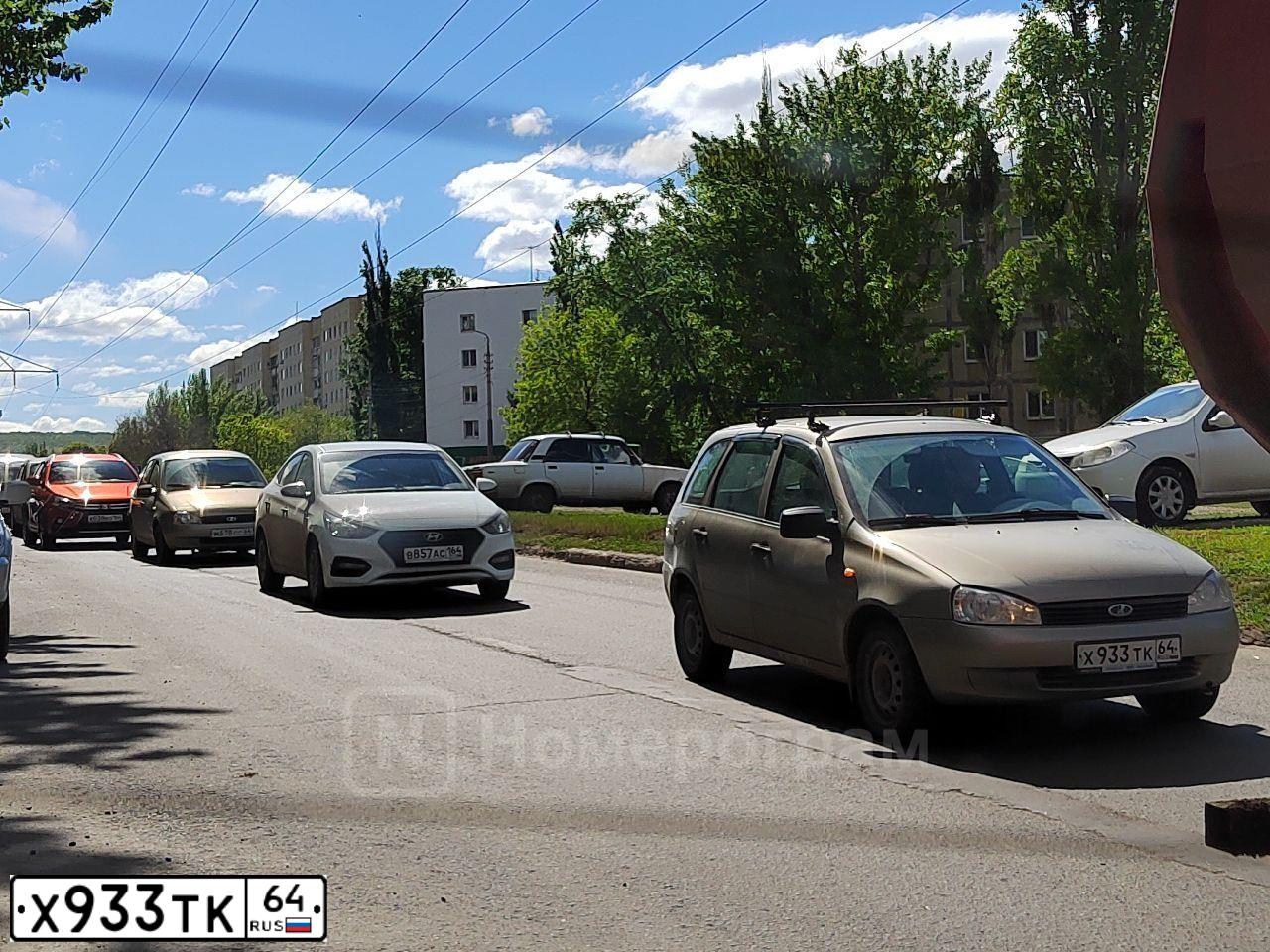 Фото автомобиля LADA 1117 KALINA, 2012 — госномер Х933ТК64. Цвет: СЕРО БЕЖЕВЫЙ