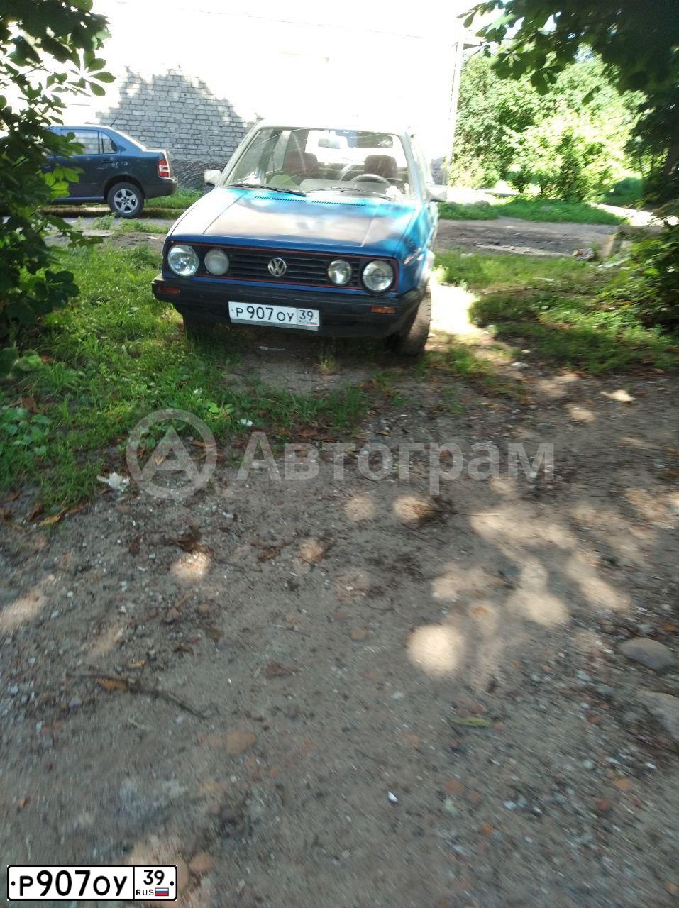 Фото автомобиля VOLKSWAGEN GOLF, 1987 — госномер Р907ОУ39. Цвет: СИНИЙ
