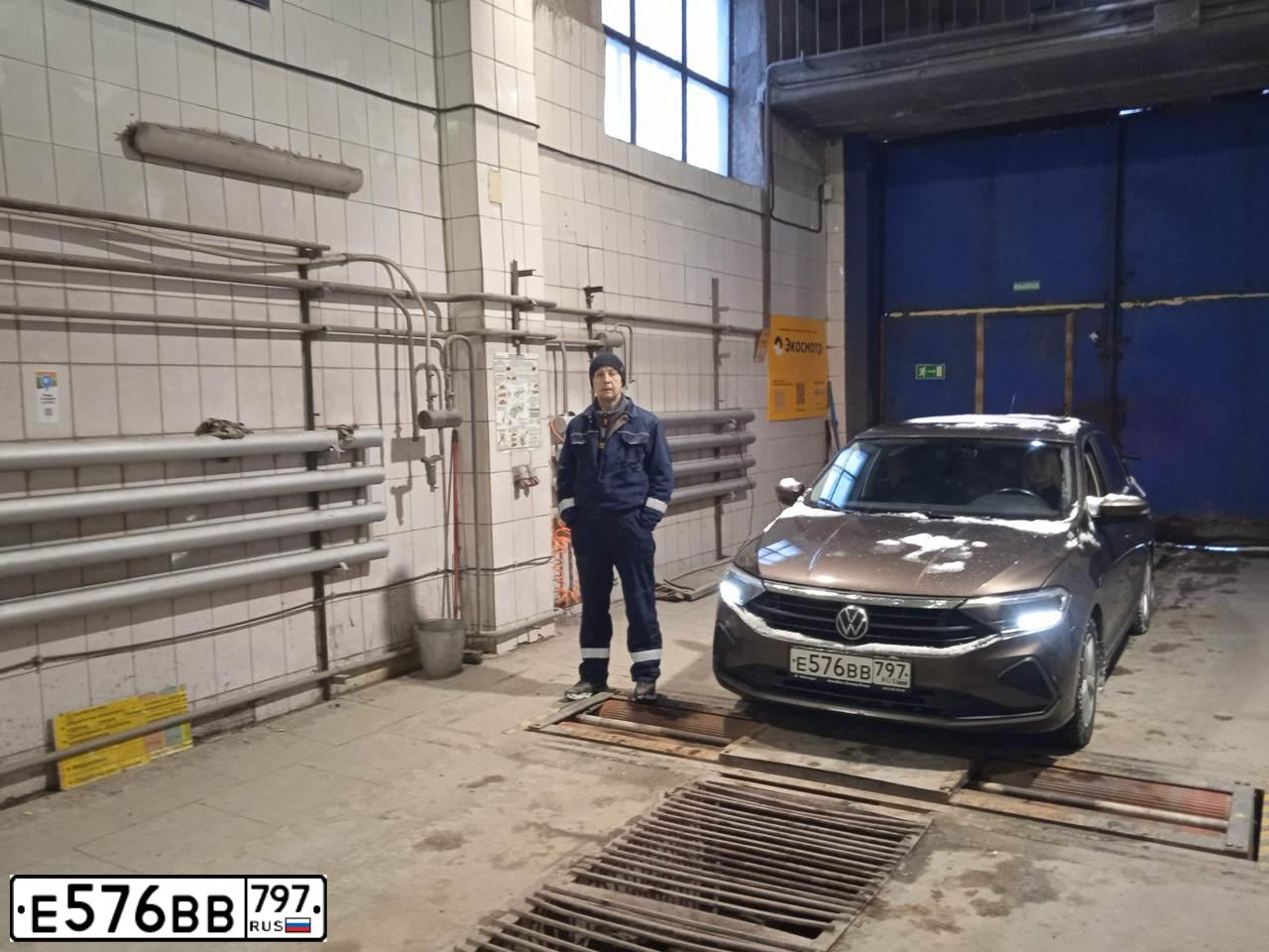Фото автомобиля VOLKSWAGEN POLO, 2020 — госномер Е576ВВ797. Цвет: Коричневый