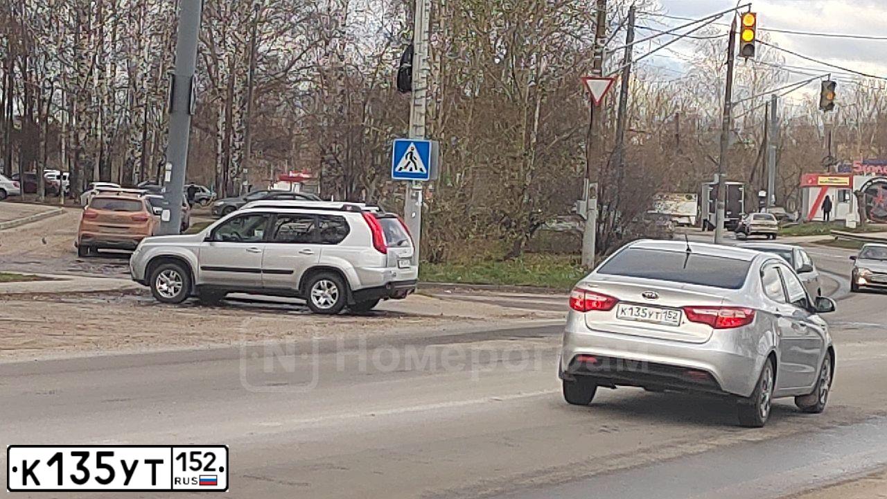 Фото автомобиля KIA RIO, 2012 — госномер К135УТ152. Цвет: Серебристый