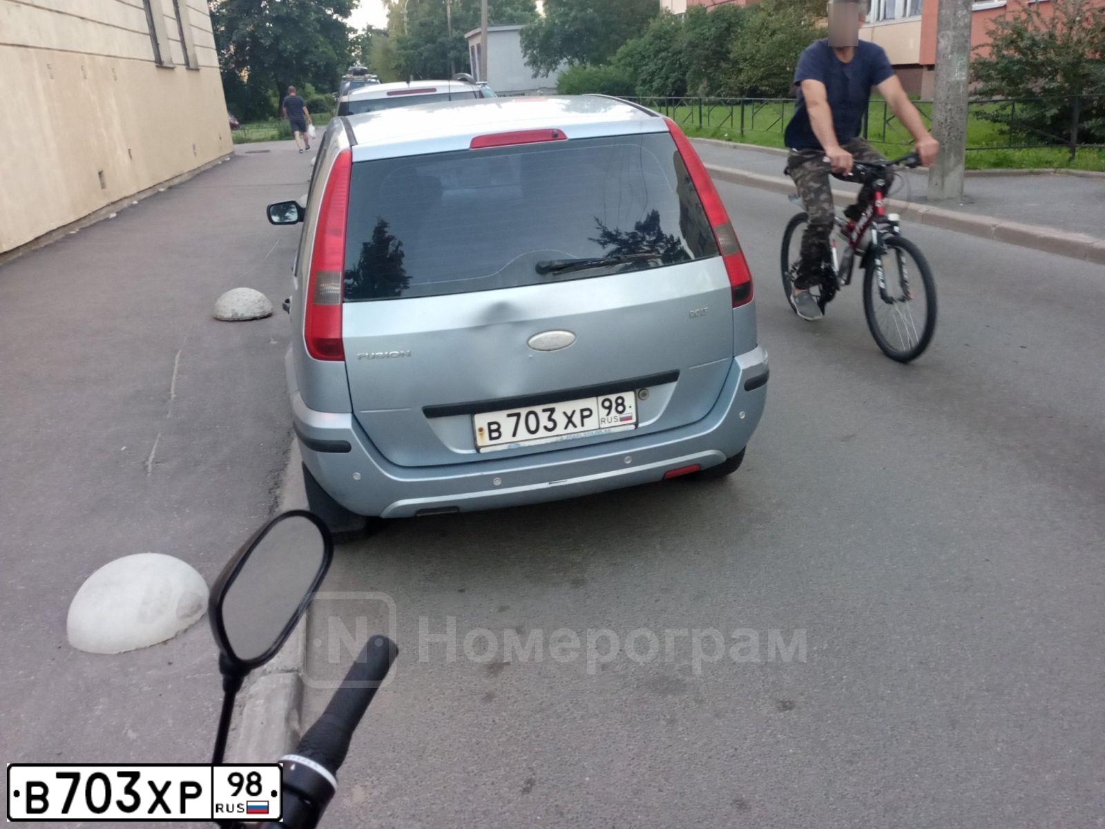 Фото автомобиля FORD FUSION, 2005 — госномер В703ХР98. Цвет: Светло-Серо-Голубой