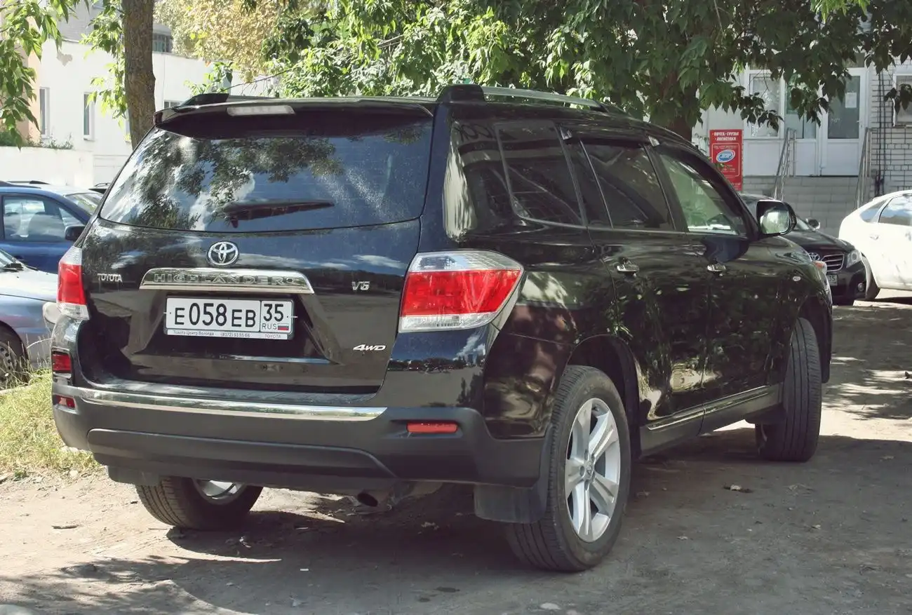 Фото автомобиля TOYOTA HIGHLANDER, 2012 — госномер Е381МС76. Цвет: ЧЕРНЫЙ