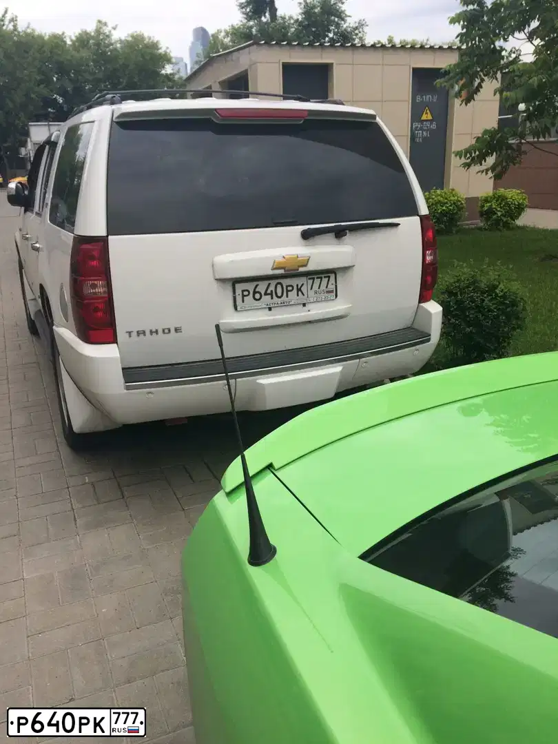 Фото автомобиля CHEVROLET TAHOE, 2013 — госномер Р640РК777. Цвет: Белый