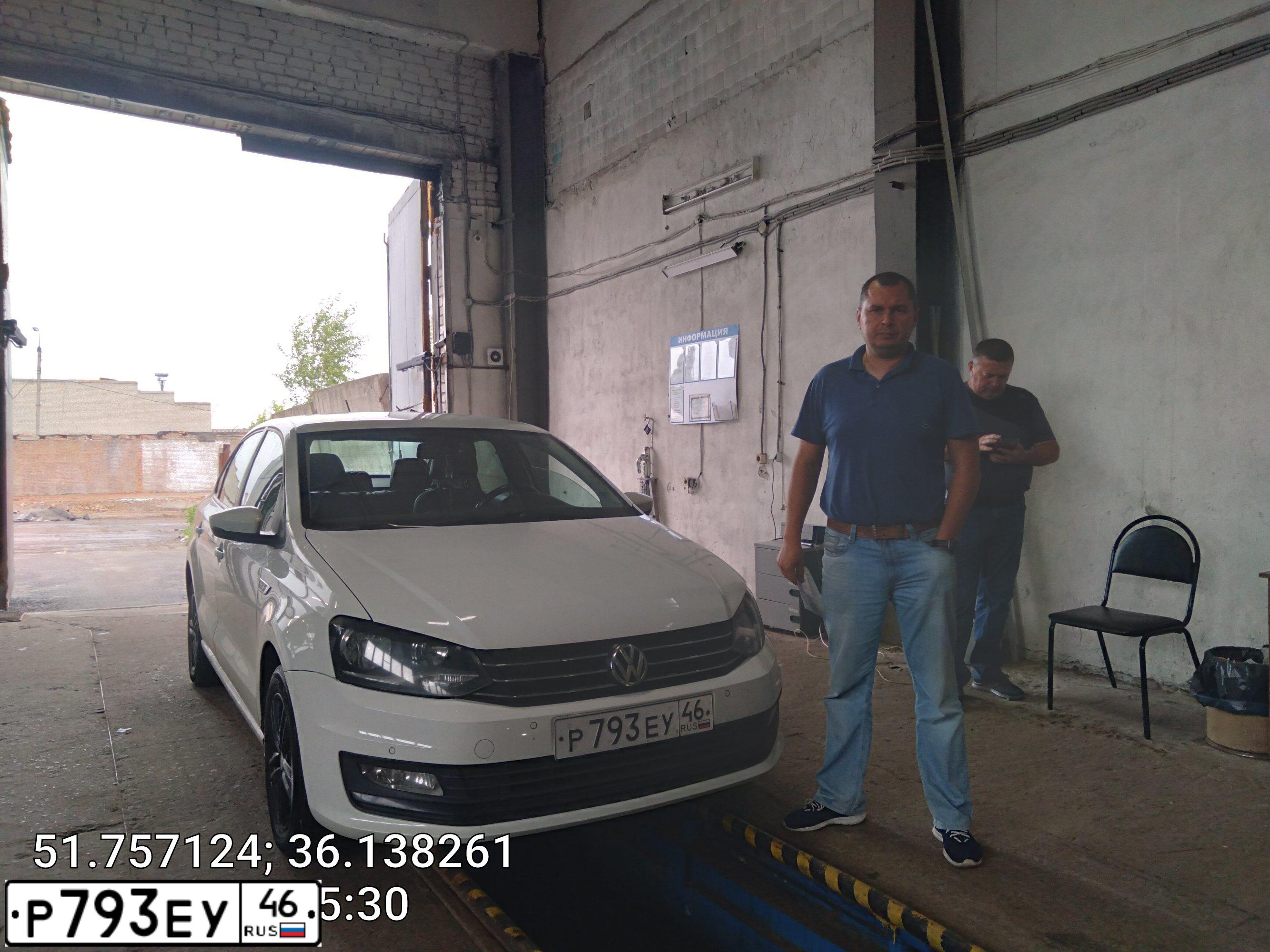 Фото автомобиля VOLKSWAGEN POLO, 2018 — госномер Р793ЕУ46. Цвет: ЖЕЛТЫЙ