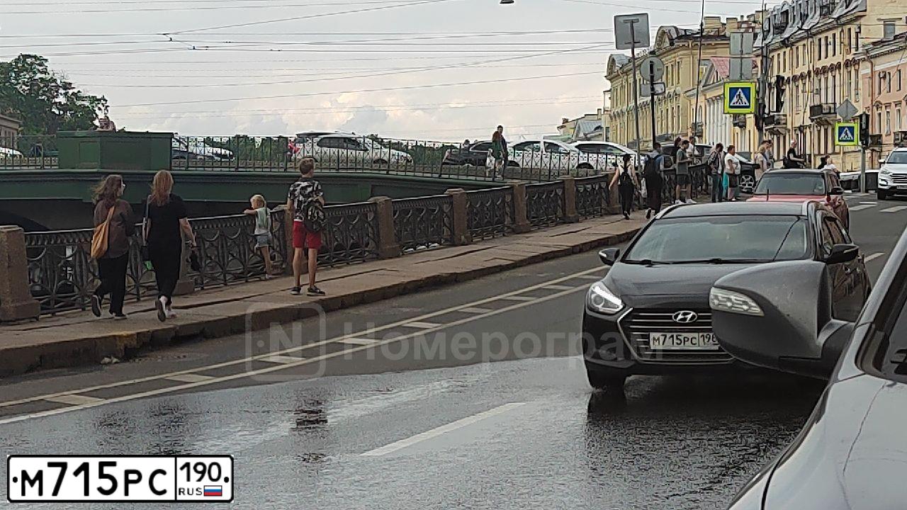 Фото автомобиля LEXUS RX, 2007 — госномер М715РС190. Цвет: СЕРЫЙ ТЕМНЫЙ