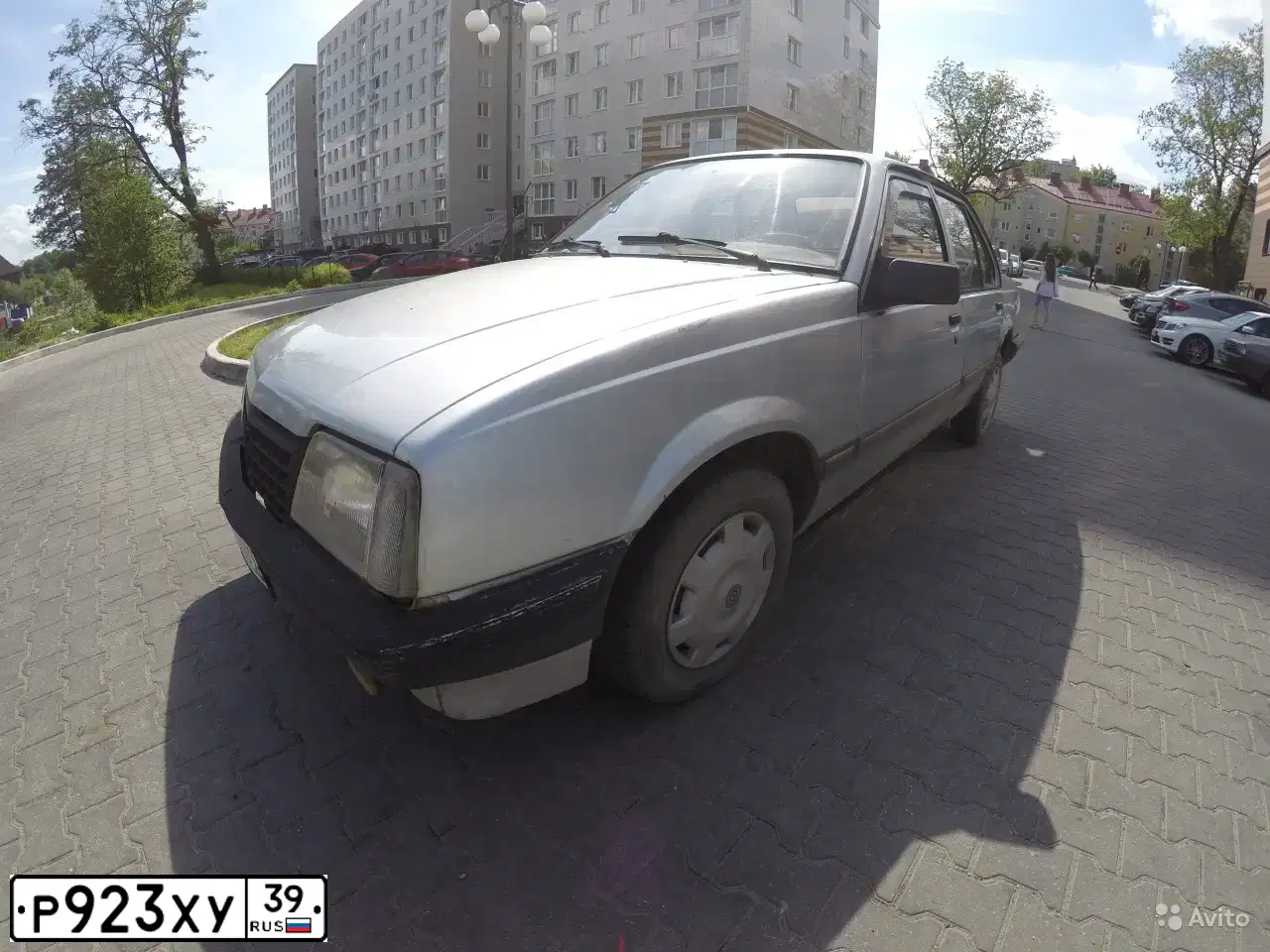 Фото автомобиля OPEL ASCONA, 1988 — госномер В888ЕТ39. Цвет: ГОЛУБОЙ