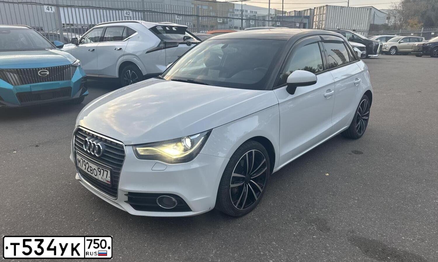 Фото автомобиля AUDI A1 SPORTBACK, 2013 — госномер Т430ТМ750. Цвет: Белый