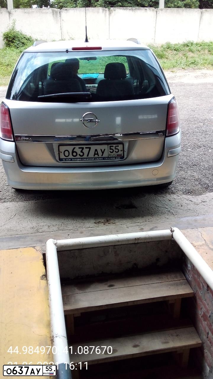 Фото автомобиля OPEL ASTRA, 2008 — госномер О637АУ55. Цвет: СЕРЕБРИСТЫЙ