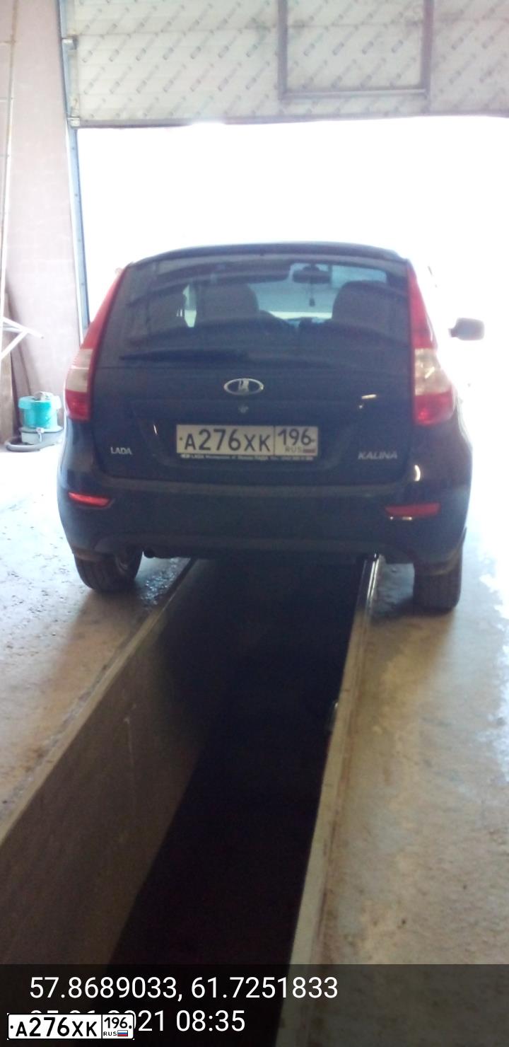 Фото автомобиля LADA 2192 KALINA, 2014 — госномер Х655ОТ196. Цвет: Сине-Черный