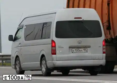 Фото автомобиля TOYOTA HIACE, 2013 — госномер Е100ВА186. Цвет: Серебристый