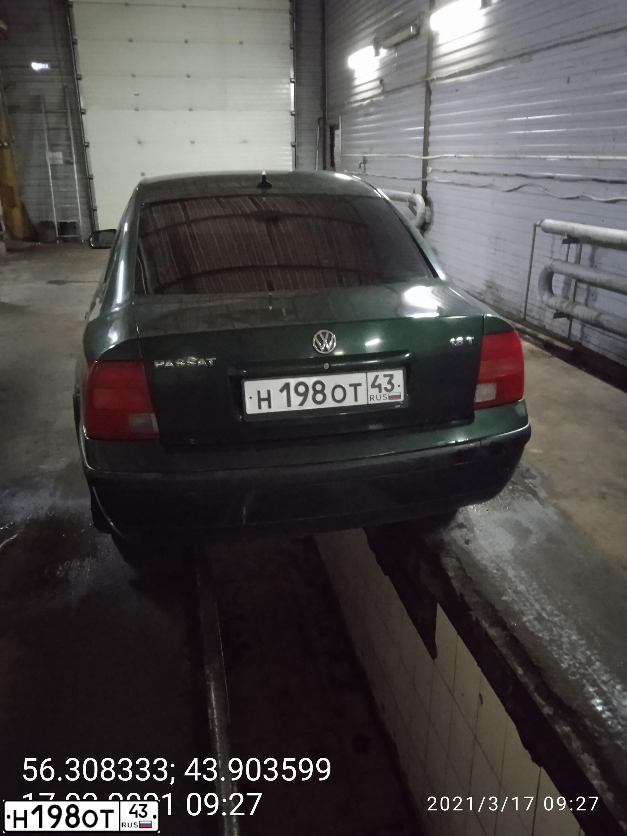 Фото автомобиля VOLKSWAGEN PASSAT, 1997 — госномер Н198ОТ43. Цвет: Темно-зеленый