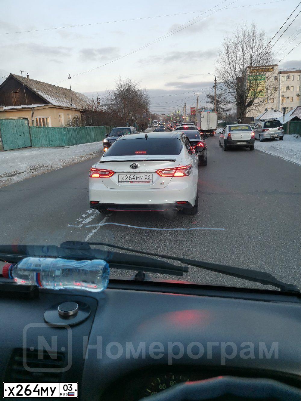 Фото автомобиля TOYOTA CAMRY, 2021 — госномер А007КР03. Цвет: БЕЛЫЙ ЧЕРНЫЙ