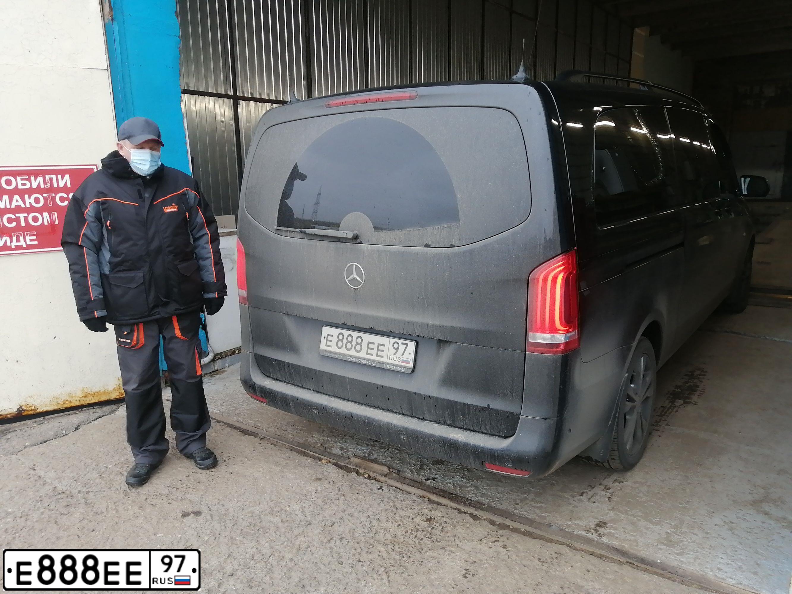 Фото автомобиля VOLKSWAGEN MULTIVAN, 2014 — госномер Е888ЕЕ97. Цвет: ЧЕРНЫЙ