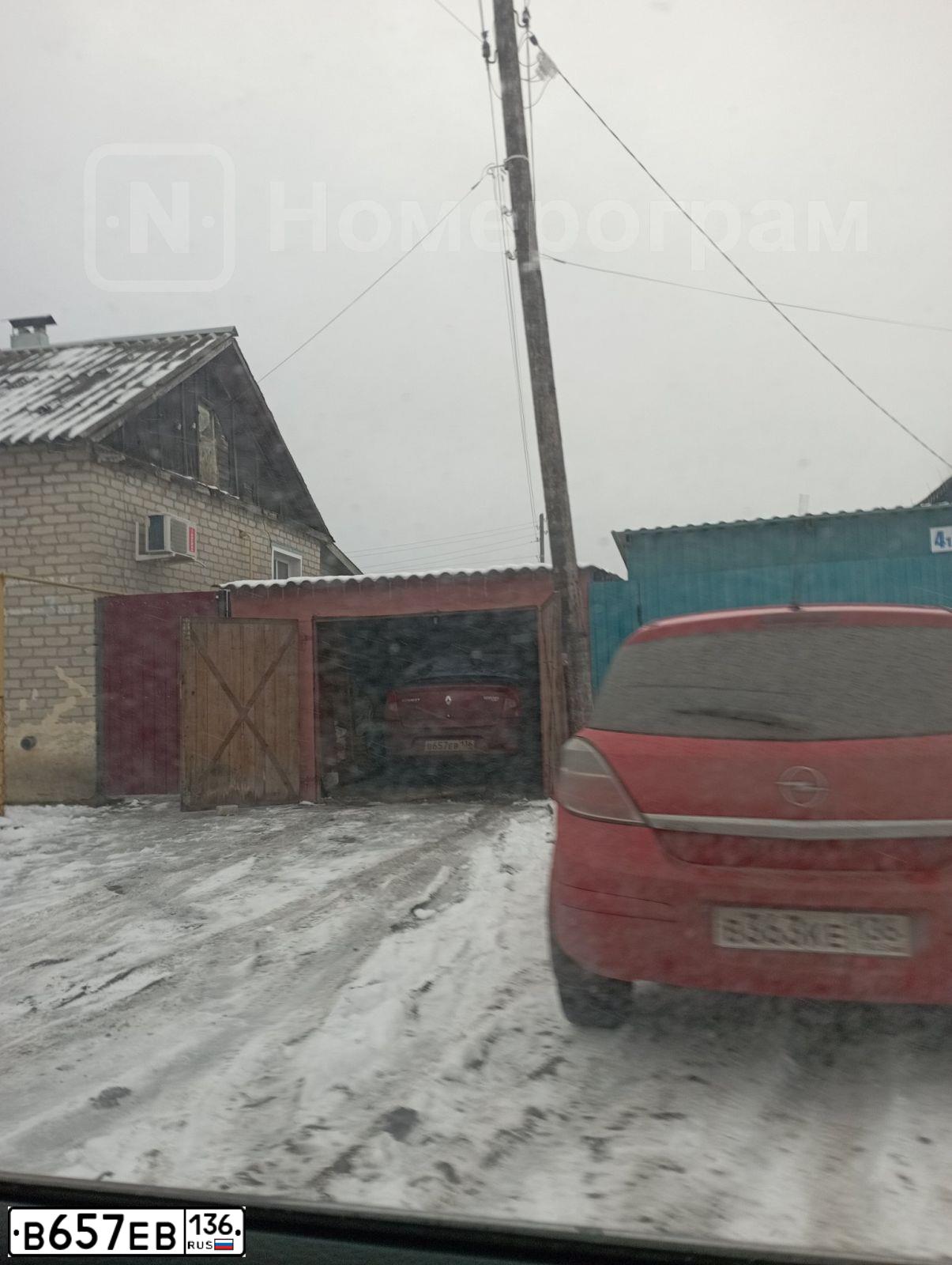 Фото автомобиля RENAULT LOGAN, 2013 — госномер М983МВ164. Цвет: Красный