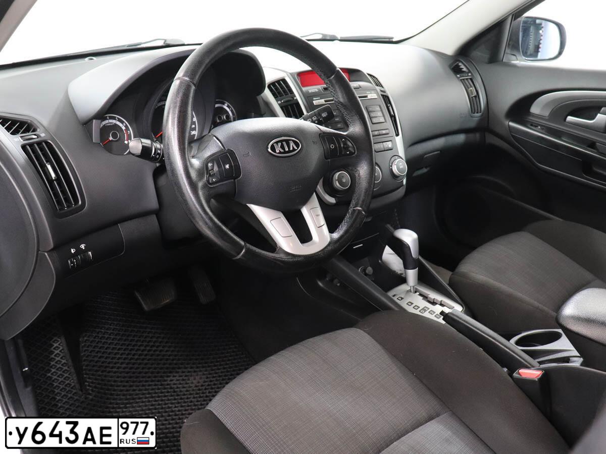 Фото автомобиля KIA CEED, 2011 — госномер Р464ТР790. Цвет: Белый