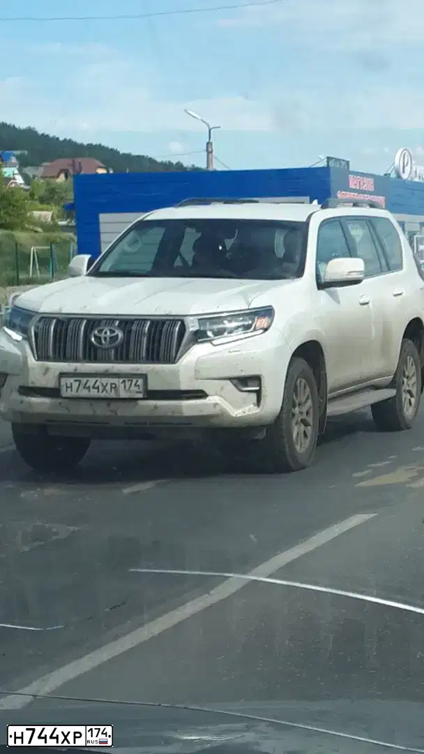 Фото автомобиля TOYOTA LANDCRUISER, 2018 — госномер Н072КВ774. Цвет: Белый