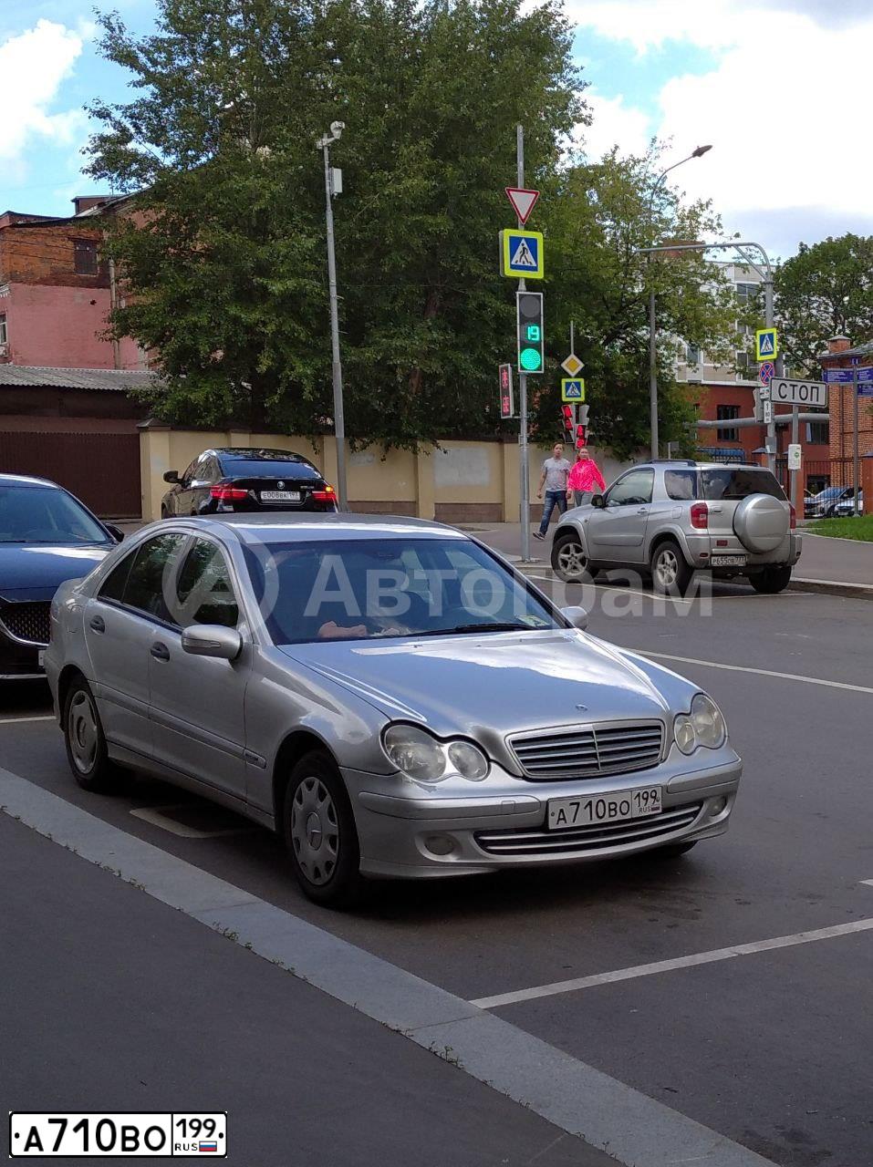 Фото автомобиля MERCEDES C-KLASSE, 2004 — госномер А710ВО199. Цвет: СЕРЫЙ МЕТАЛЛИК