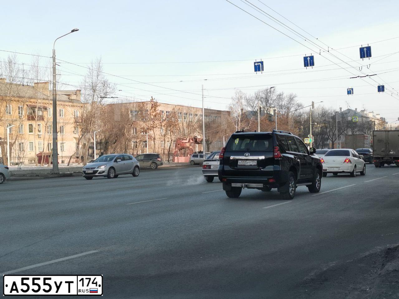 Фото автомобиля TOYOTA LANDCRUISER, 2020 — госномер А555УТ174. Цвет: синий