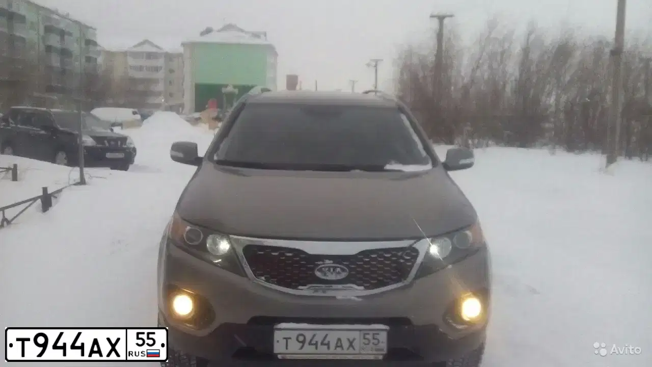 Фото автомобиля KIA SORENTO, 2010 — госномер Е884МХ45. Цвет: СВЕТЛО-СЕРЫЙ