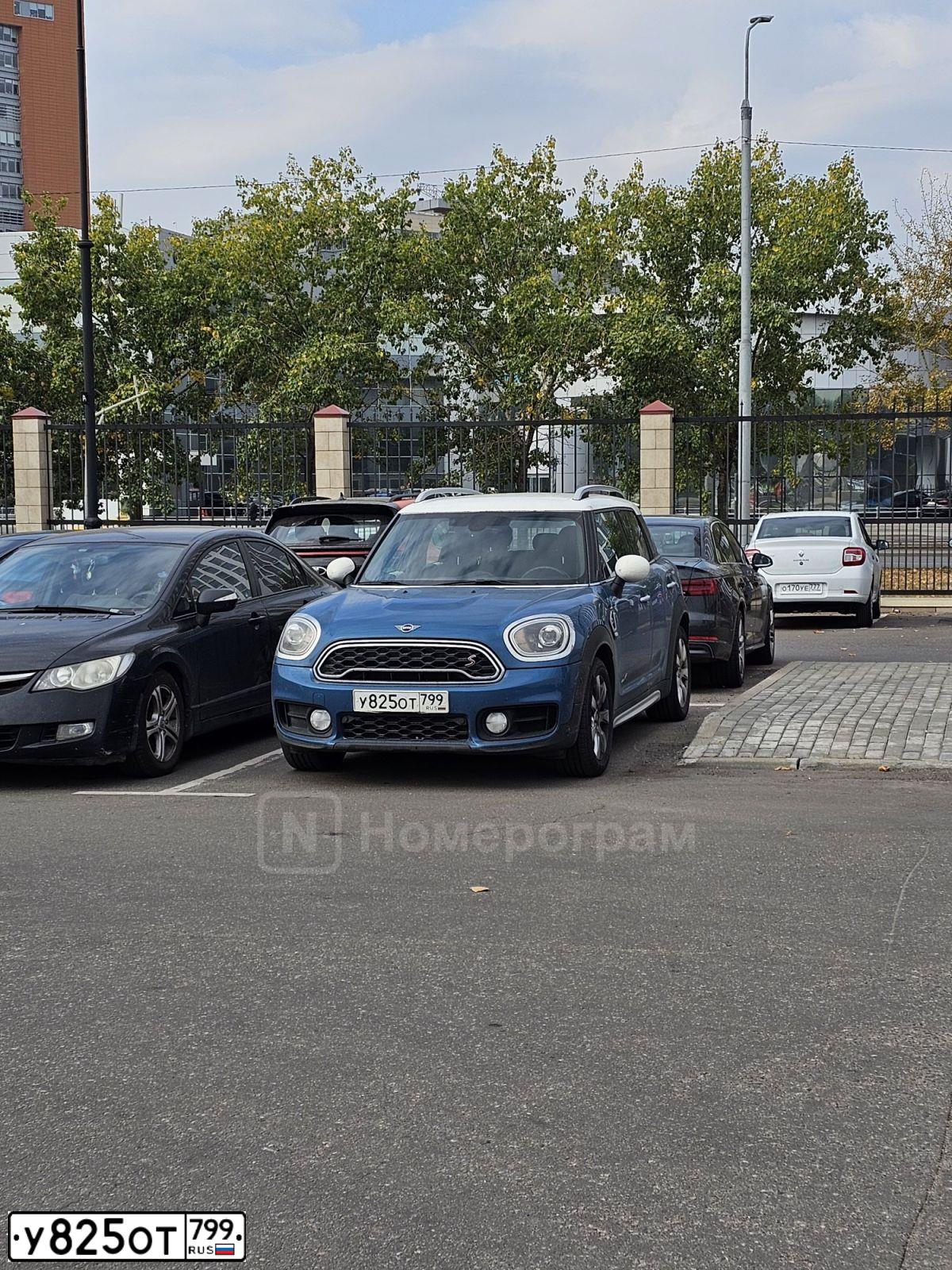 Фото автомобиля MINI I MINI, 2019 — госномер У825ОТ799. Цвет: СИНИЙ
