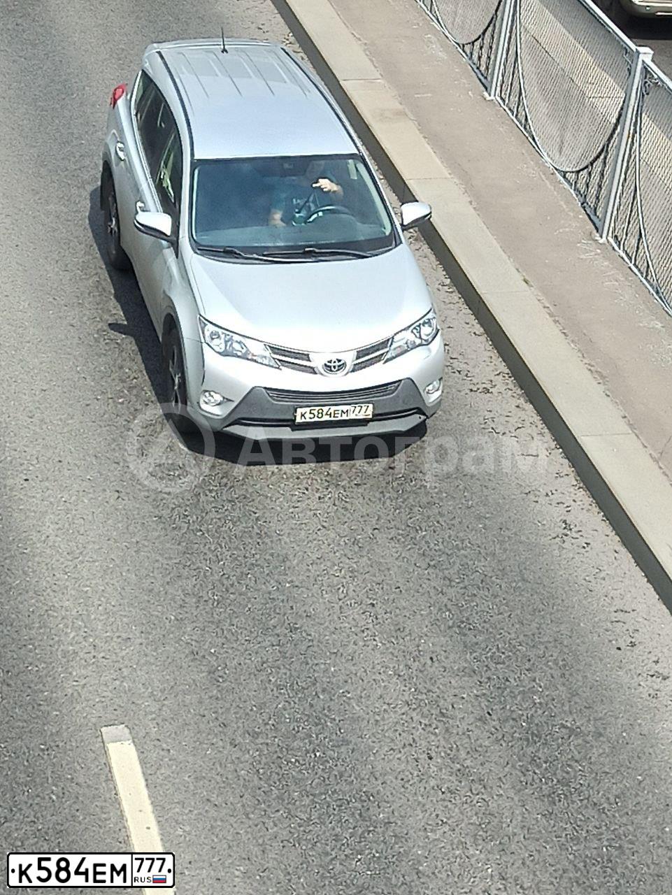 Фото автомобиля TOYOTA RAV4, 2014 — госномер К584ЕМ777. Цвет: СЕРЕБРИСТЫЙ