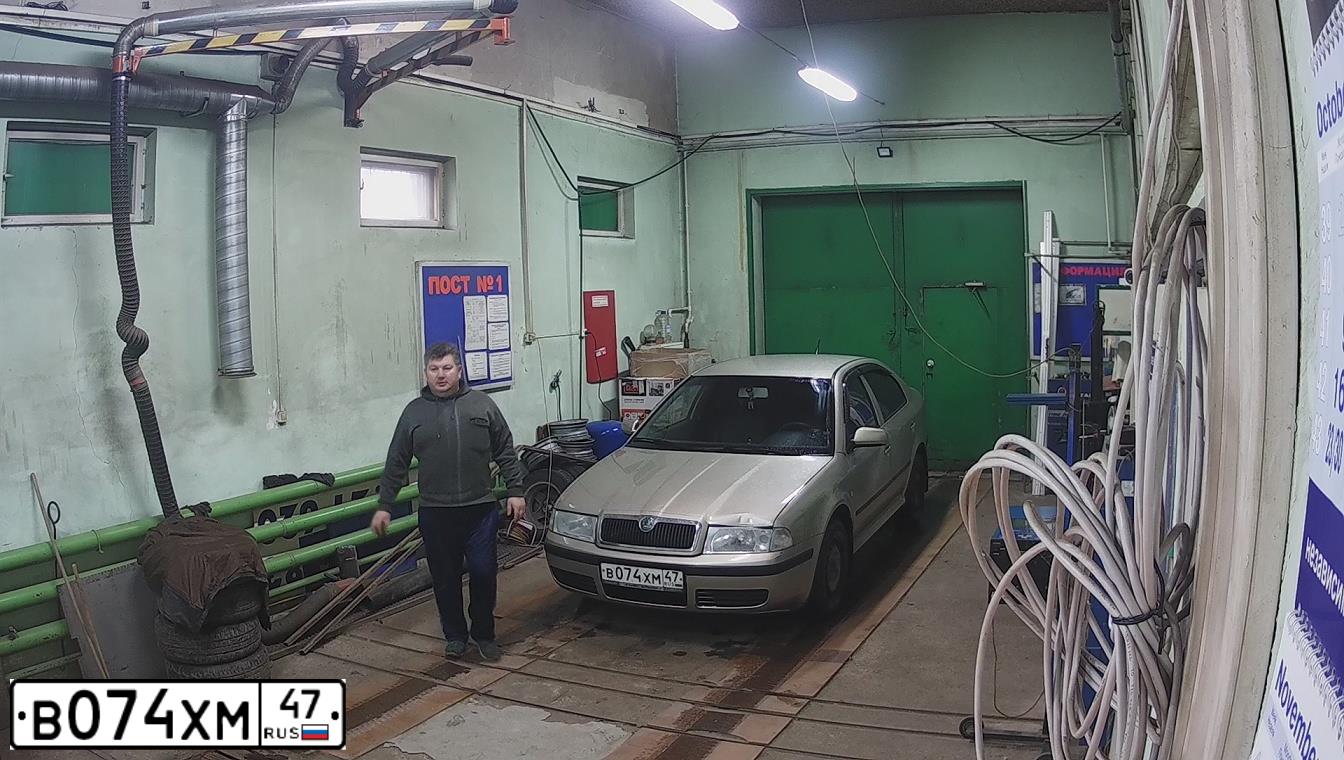 Фото автомобиля SKODA OCTAVIA, 2005 — госномер Е657ОТ98. Цвет: ЗОЛОТИСТЫЙ