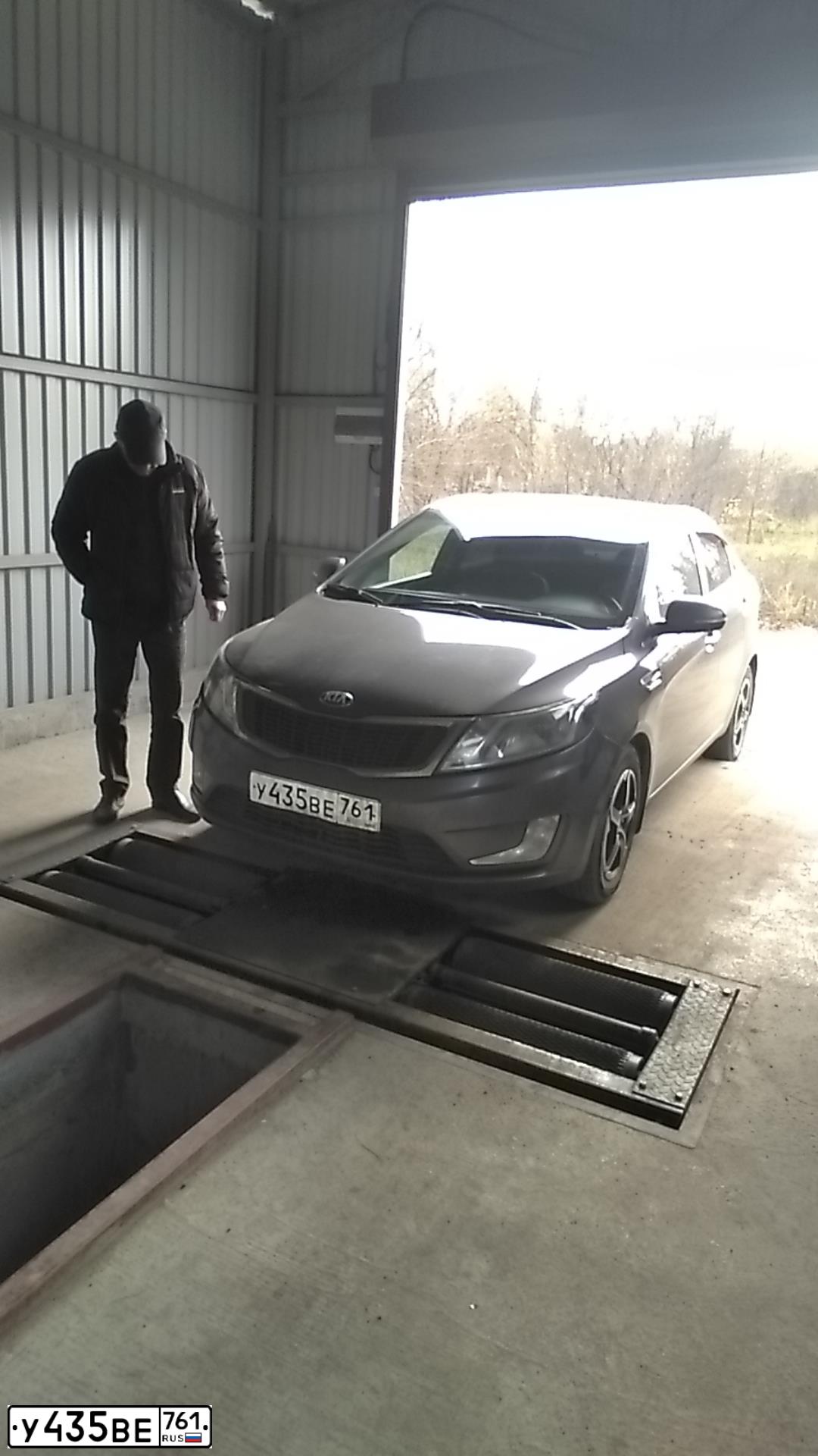 Фото автомобиля KIA RIO, 2013 — госномер У435ВЕ761. Цвет: СЕРЫЙ