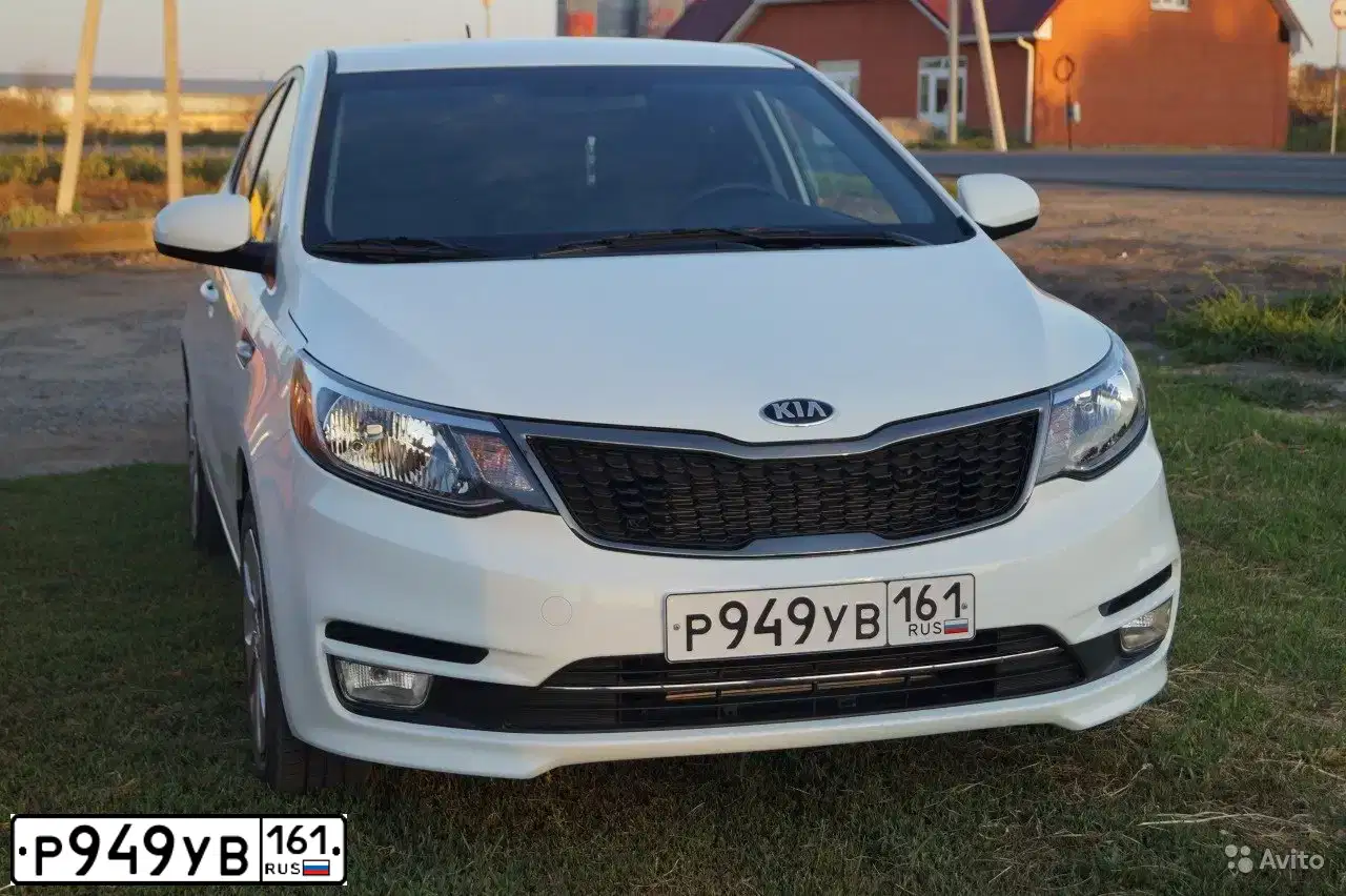 Фото автомобиля KIA RIO, 2015 — госномер Р949УВ161. Цвет: БЕЛЫЙ